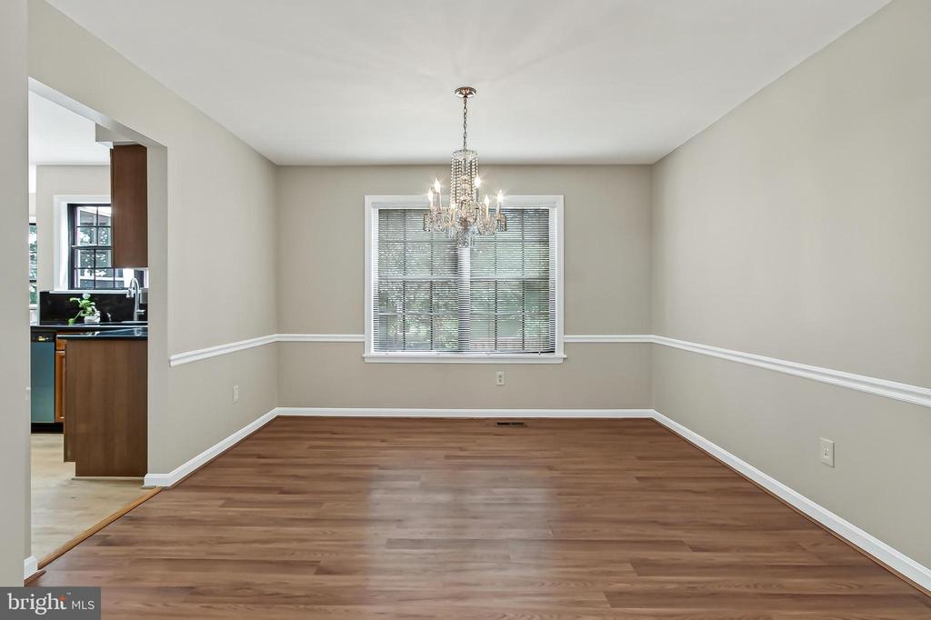 6127 GLEN OAKS COURT