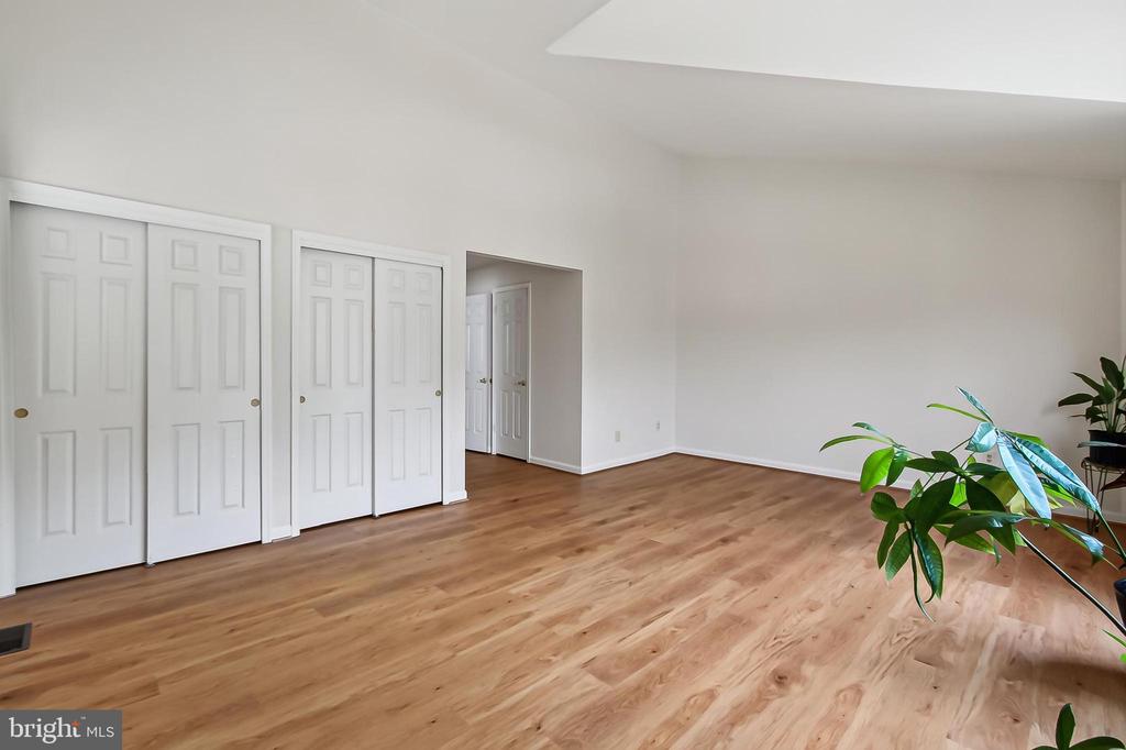 6127 GLEN OAKS COURT