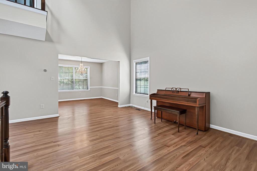 6127 GLEN OAKS COURT