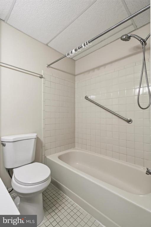 6127 GLEN OAKS COURT