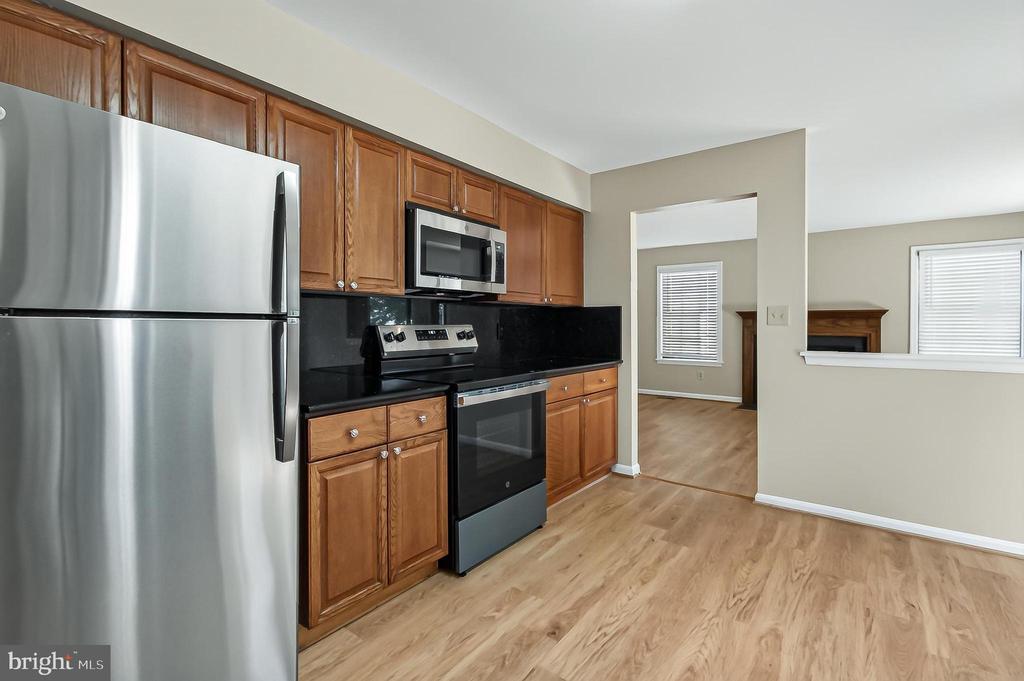 6127 GLEN OAKS COURT