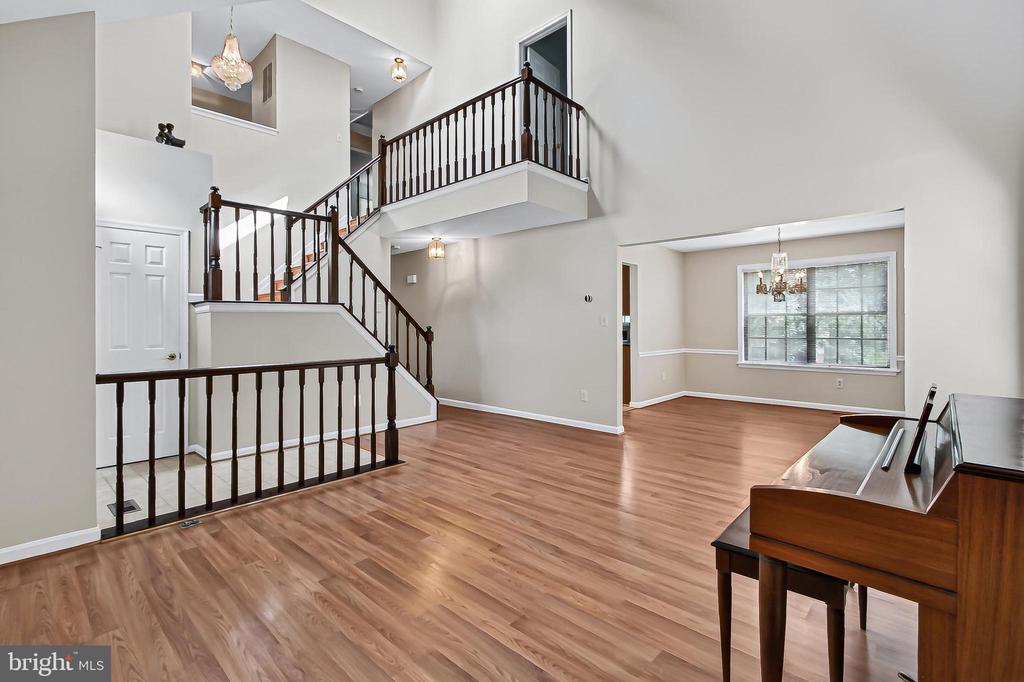 6127 GLEN OAKS COURT