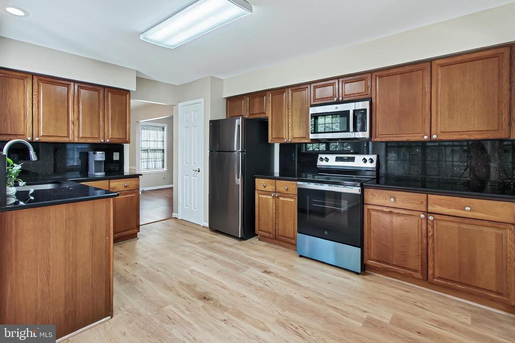 6127 GLEN OAKS COURT