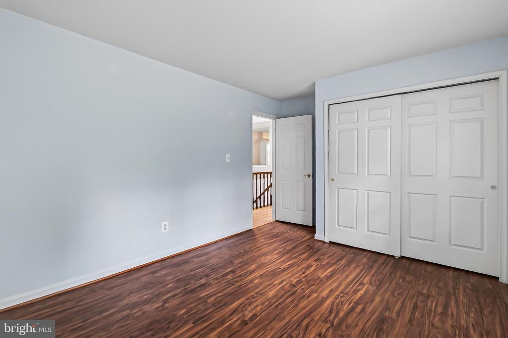 6127 GLEN OAKS COURT
