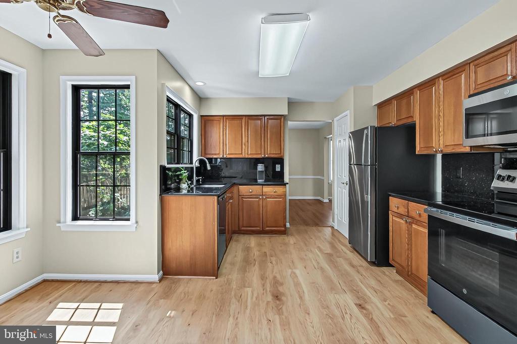 6127 GLEN OAKS COURT