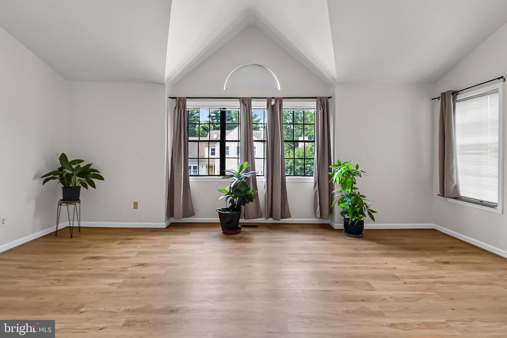 6127 GLEN OAKS COURT