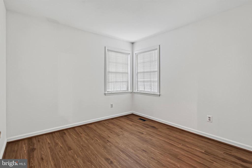 6127 GLEN OAKS COURT