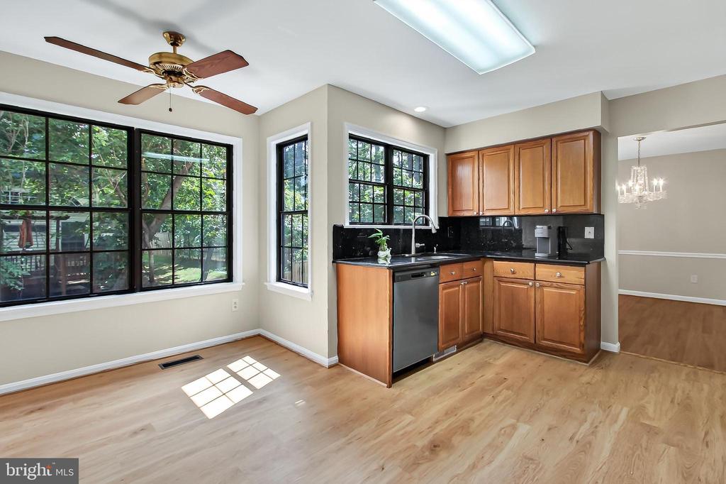6127 GLEN OAKS COURT
