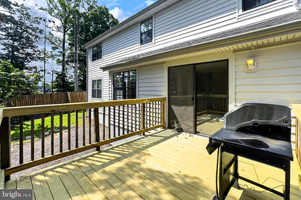 6127 GLEN OAKS COURT
