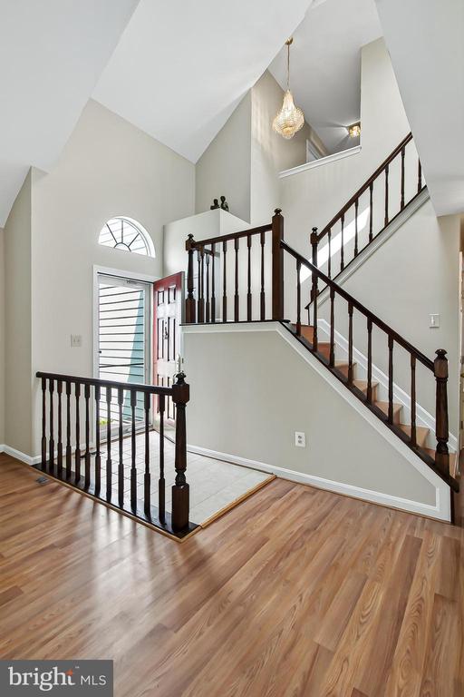 6127 GLEN OAKS COURT