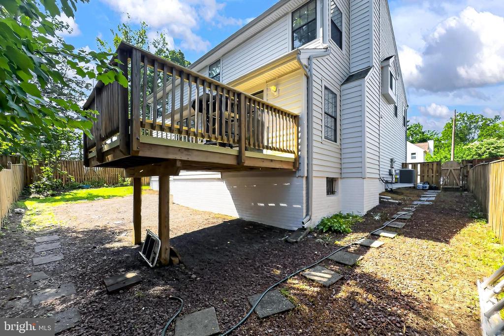6127 GLEN OAKS COURT