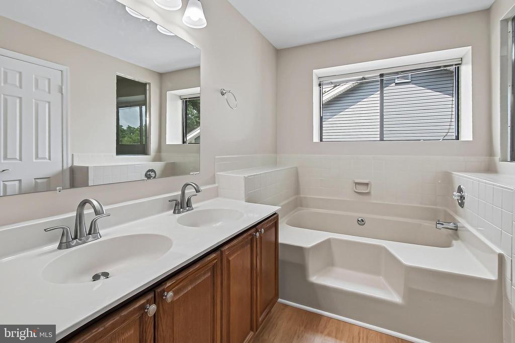 6127 GLEN OAKS COURT