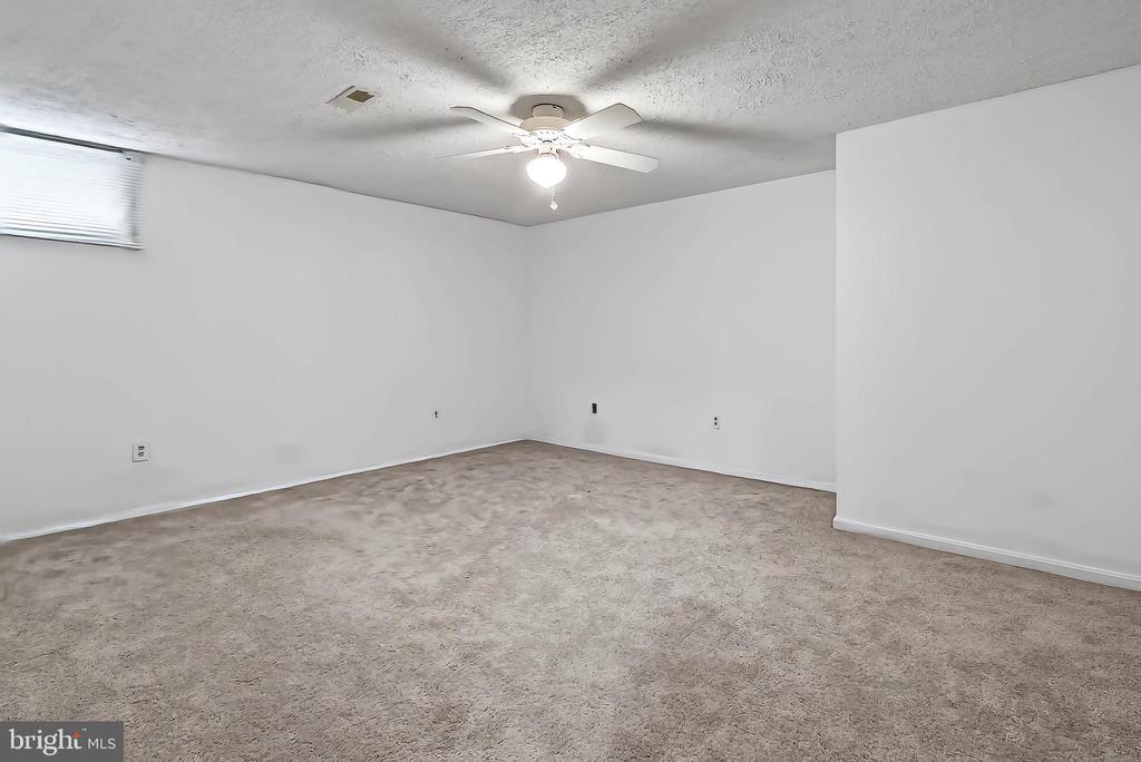 6127 GLEN OAKS COURT