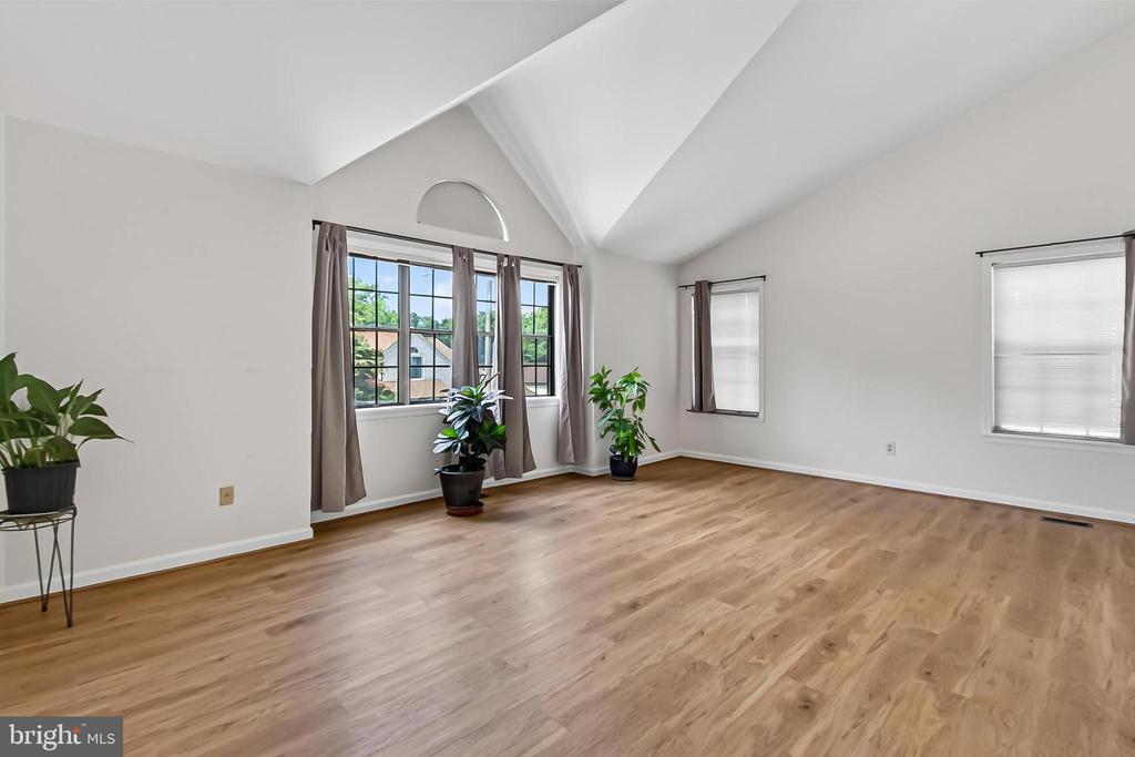 6127 GLEN OAKS COURT