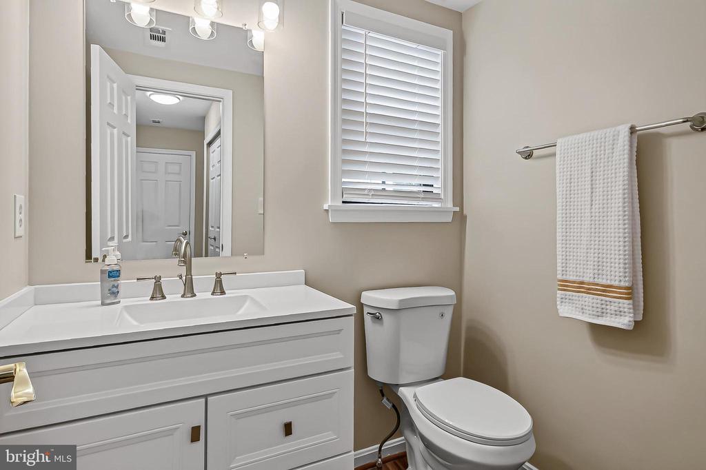 6127 GLEN OAKS COURT