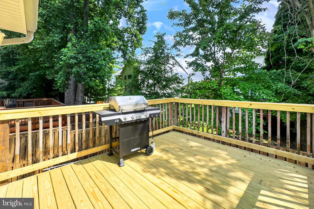 6127 GLEN OAKS COURT