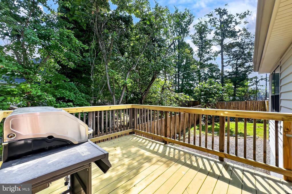 6127 GLEN OAKS COURT