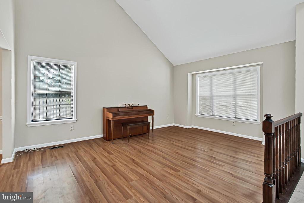 6127 GLEN OAKS COURT