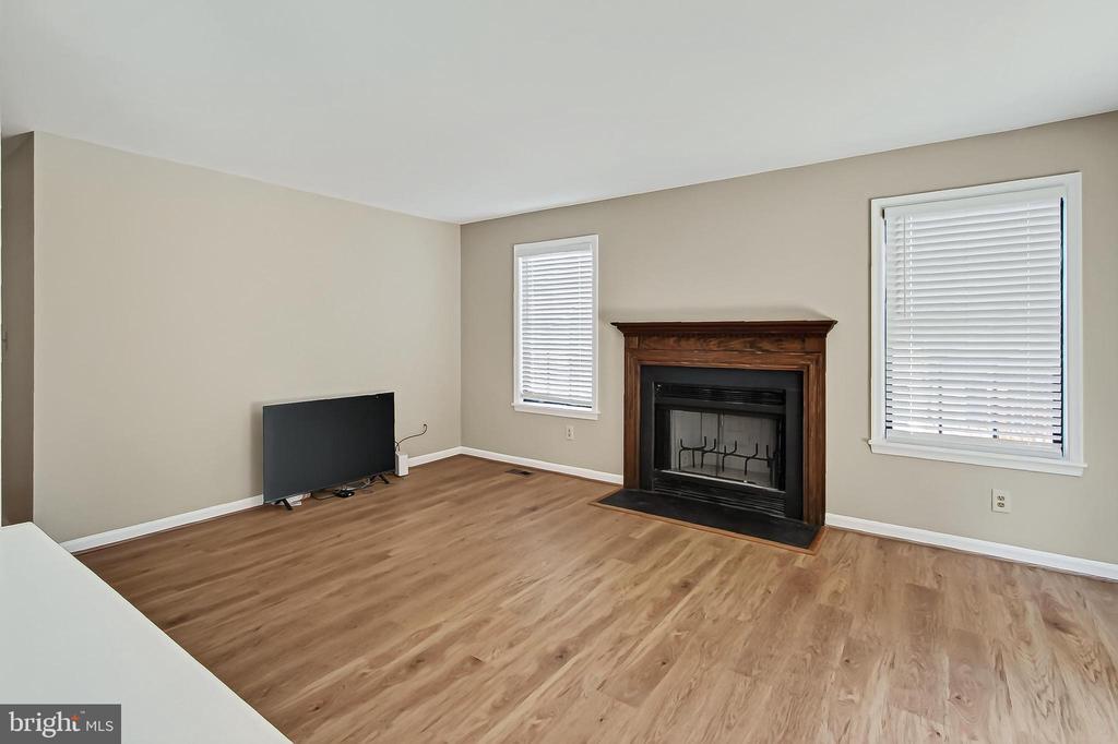 6127 GLEN OAKS COURT