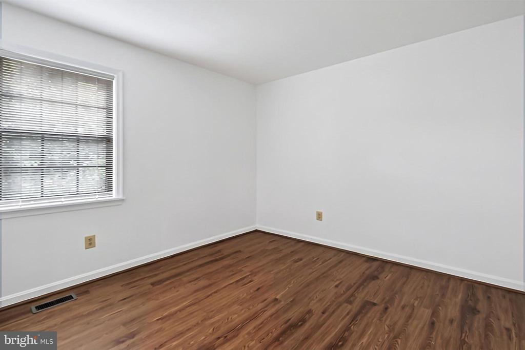 6127 GLEN OAKS COURT
