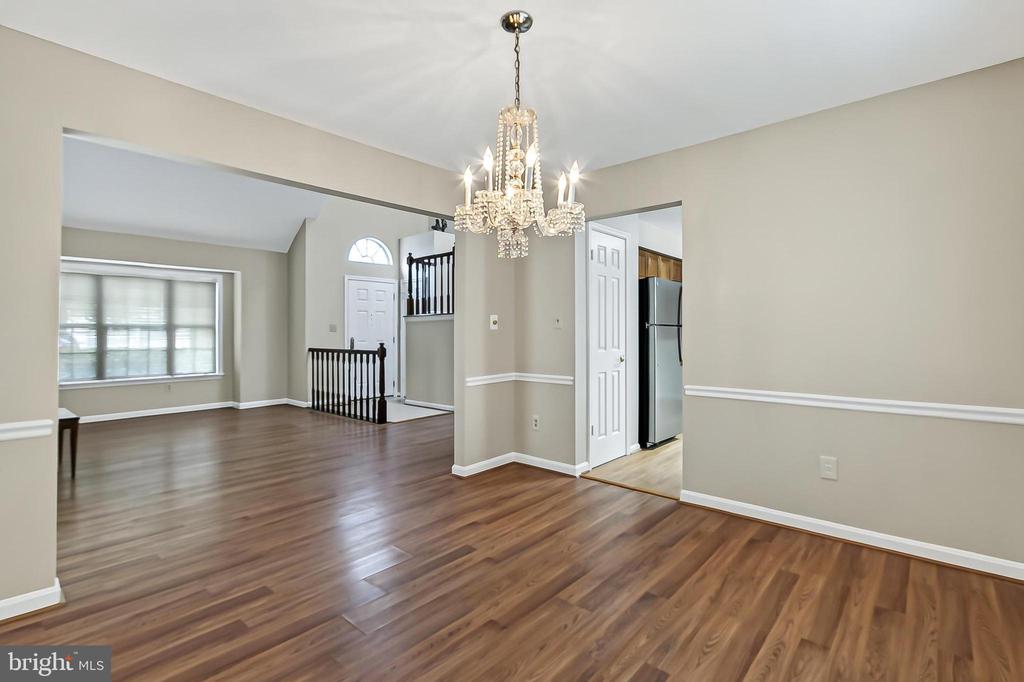 6127 GLEN OAKS COURT
