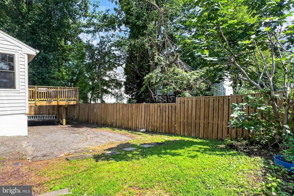 6127 GLEN OAKS COURT