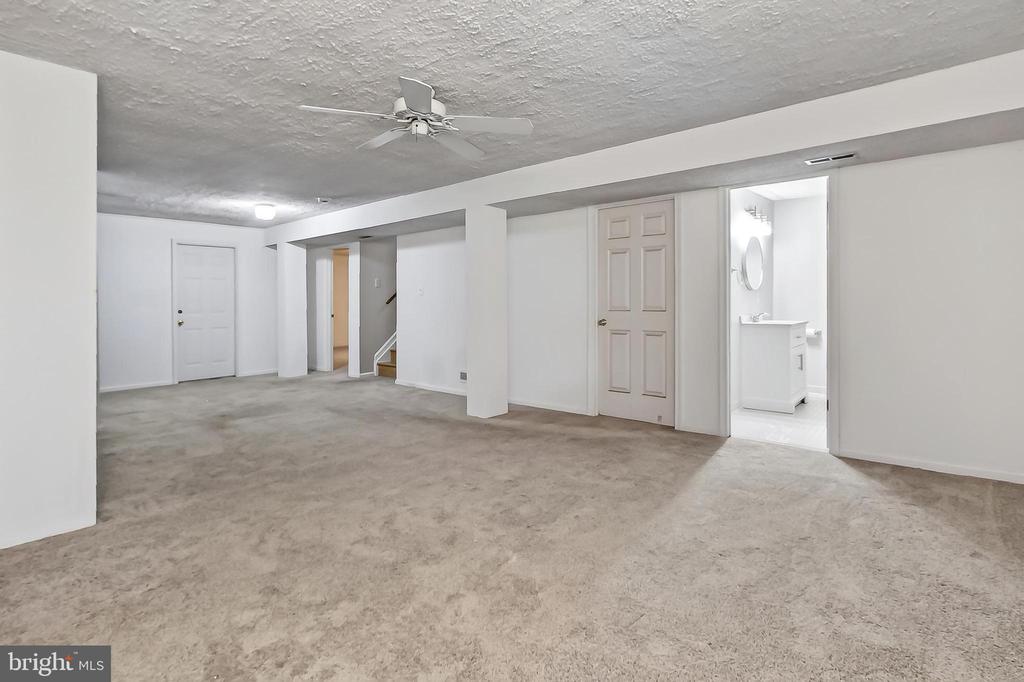 6127 GLEN OAKS COURT