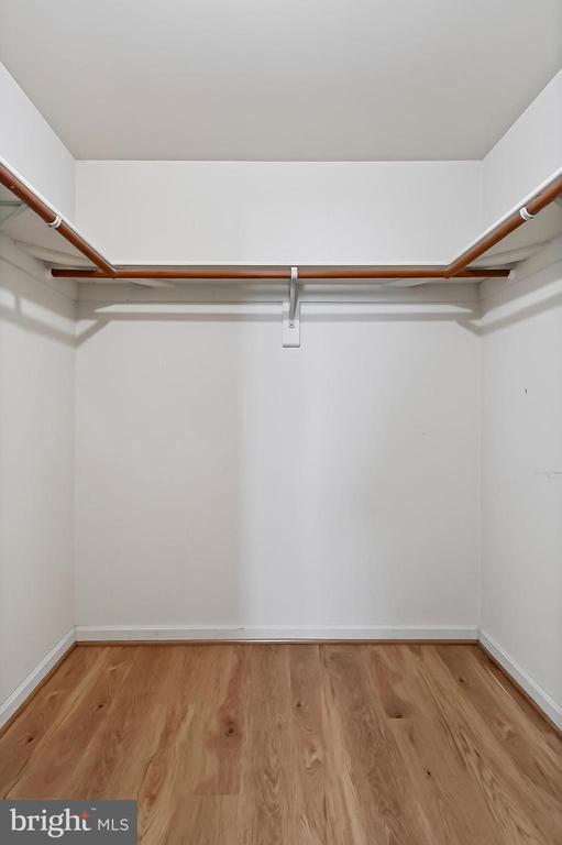 6127 GLEN OAKS COURT
