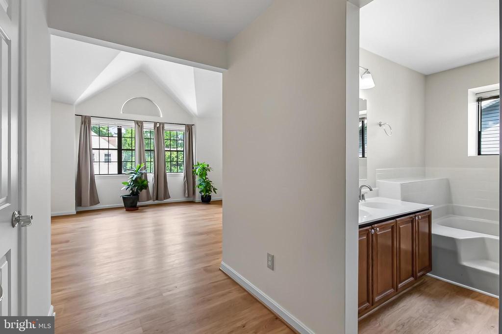 6127 GLEN OAKS COURT