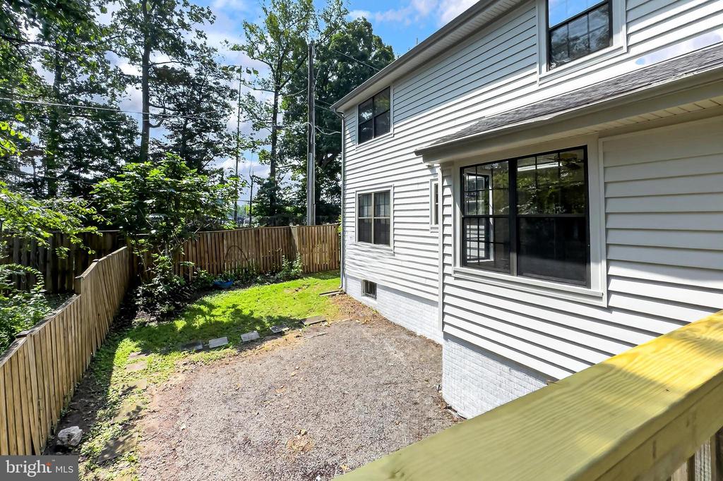 6127 GLEN OAKS COURT
