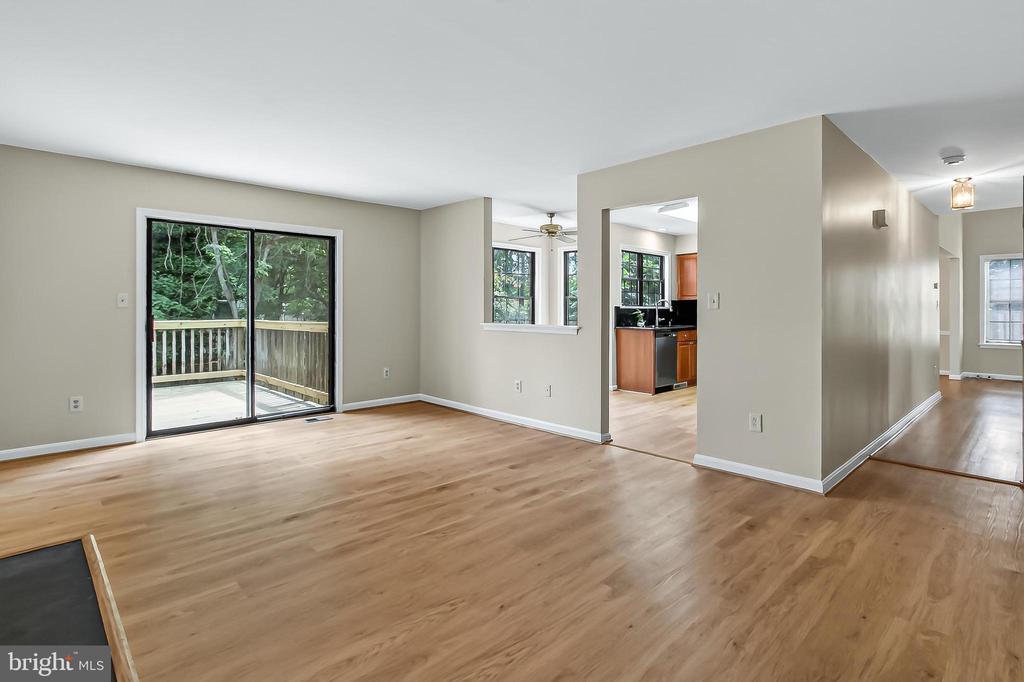 6127 GLEN OAKS COURT