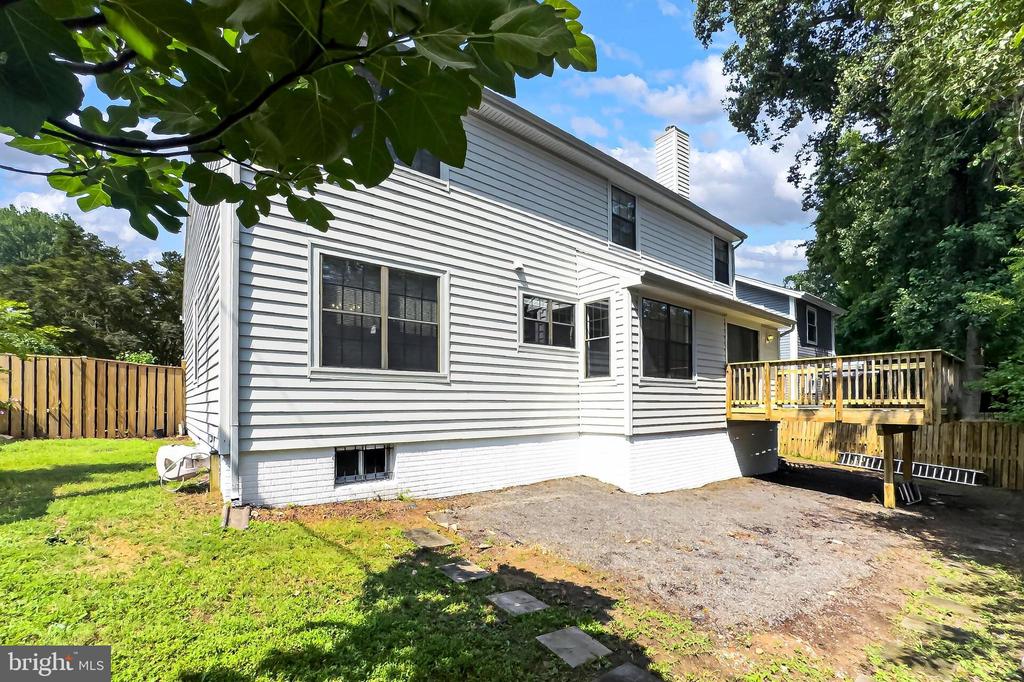 6127 GLEN OAKS COURT