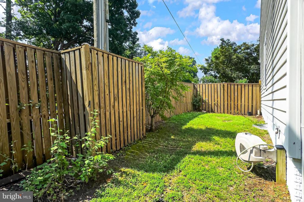 6127 GLEN OAKS COURT