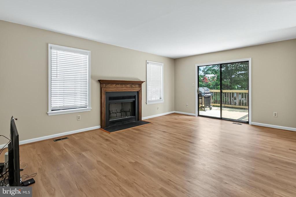 6127 GLEN OAKS COURT
