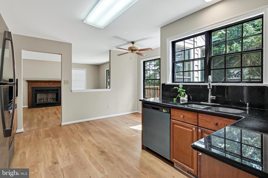 6127 GLEN OAKS COURT