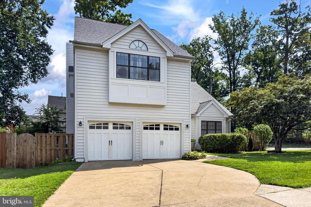 6127 GLEN OAKS COURT