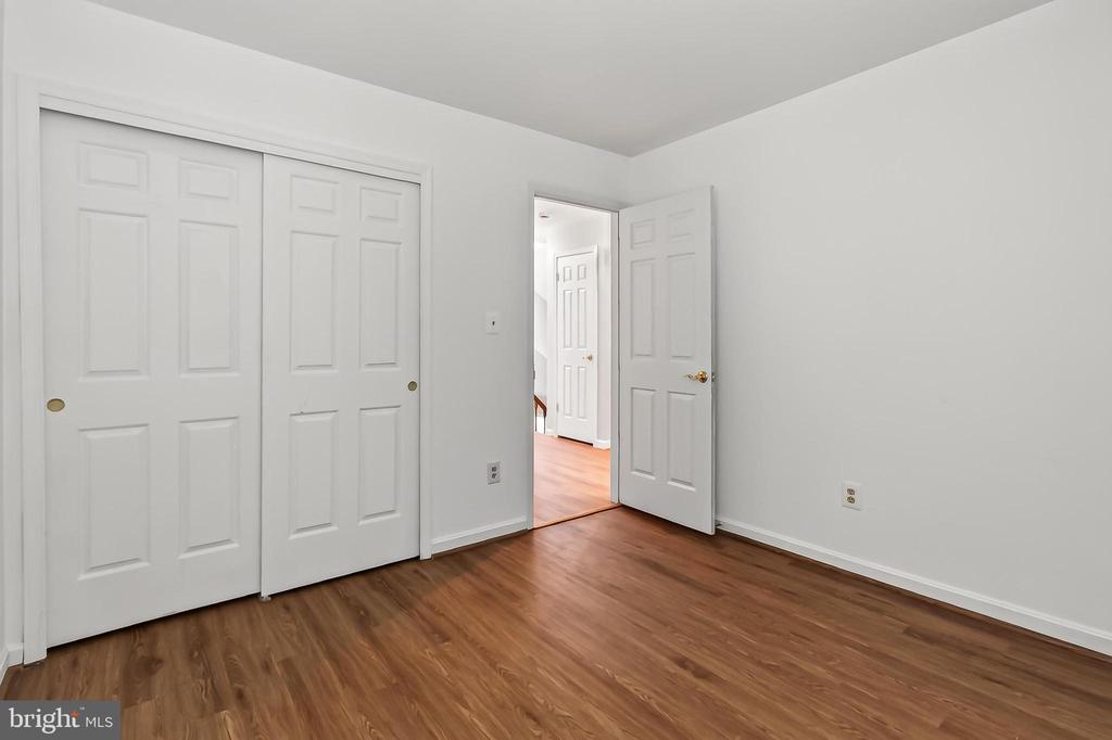 6127 GLEN OAKS COURT