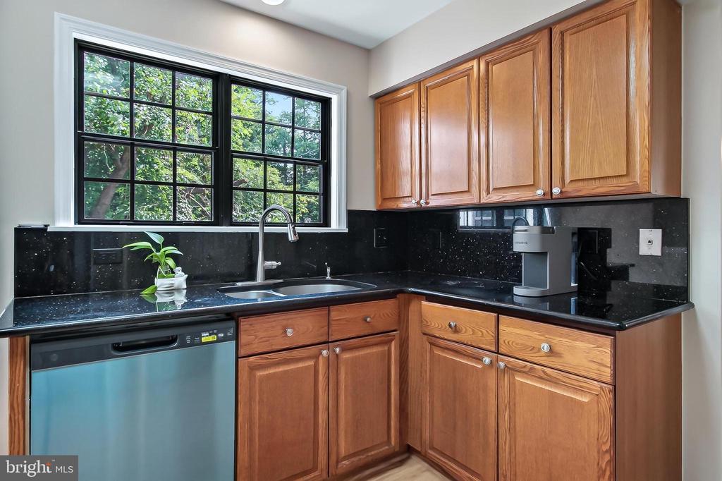 6127 GLEN OAKS COURT