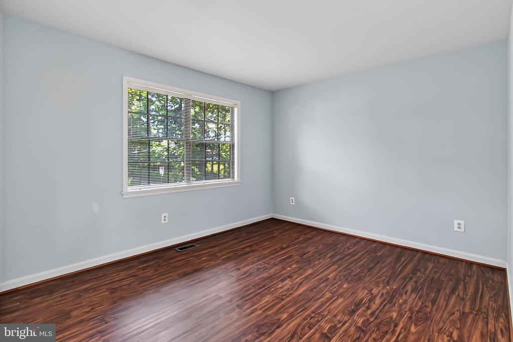 6127 GLEN OAKS COURT