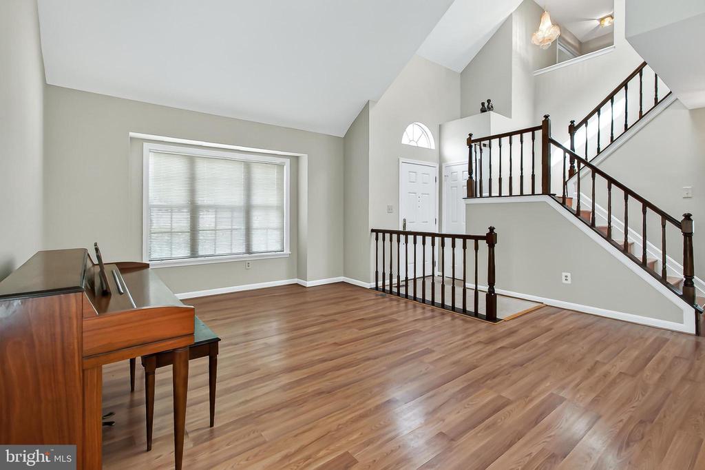 6127 GLEN OAKS COURT