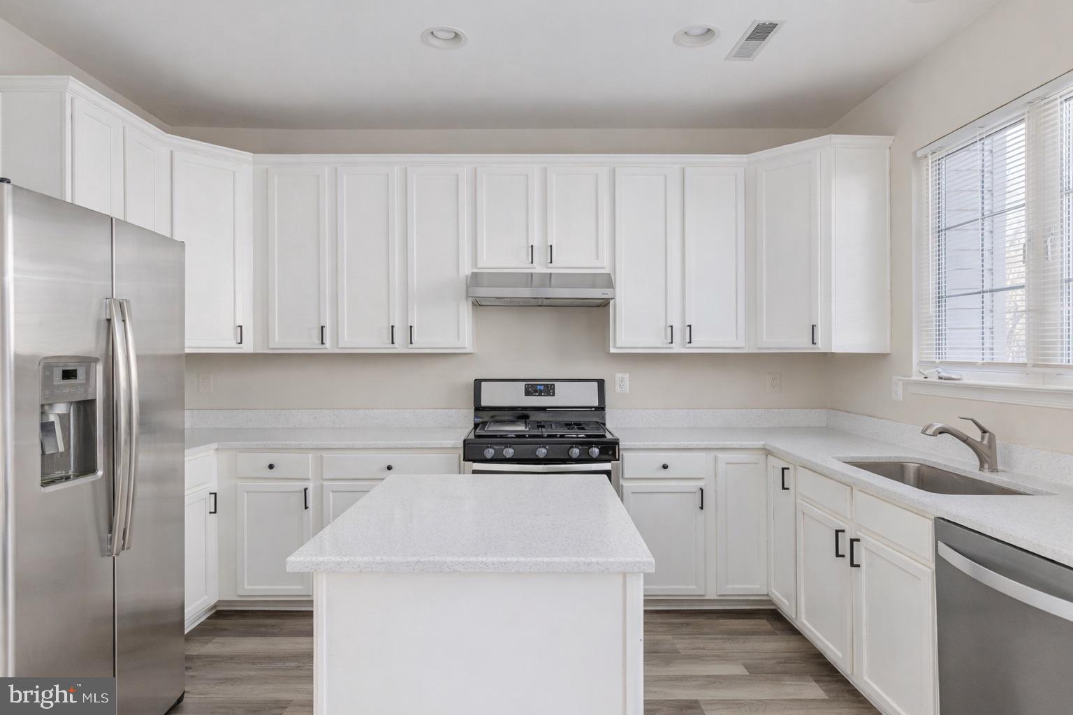 21491 RUSTY BLACKHAW SQUARE