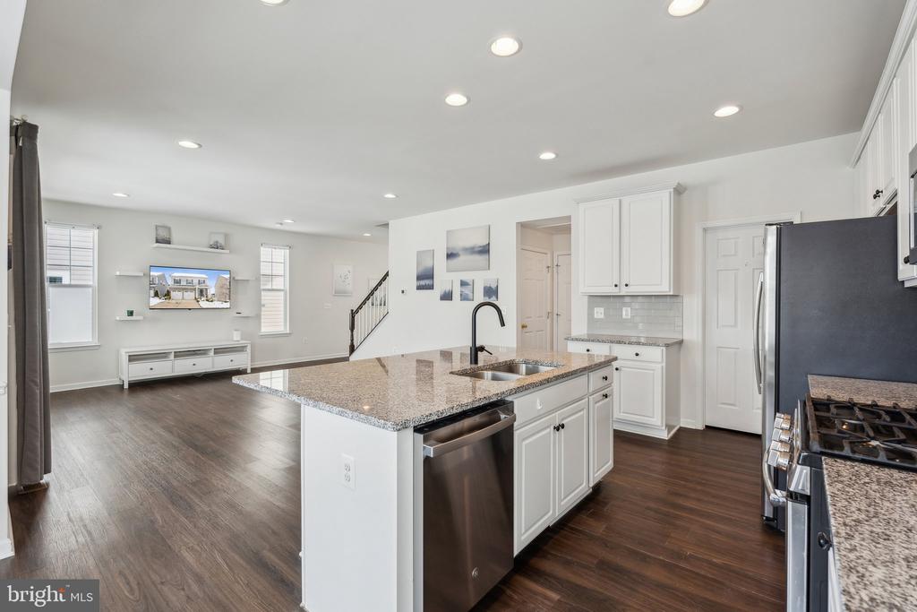 405 GLADIOLA WAY