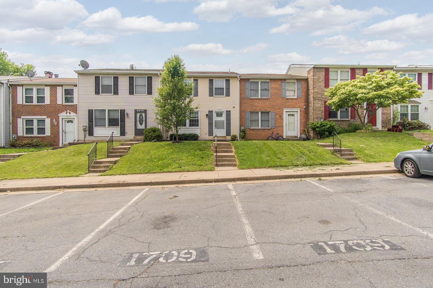1709 CARRIAGE COURT
