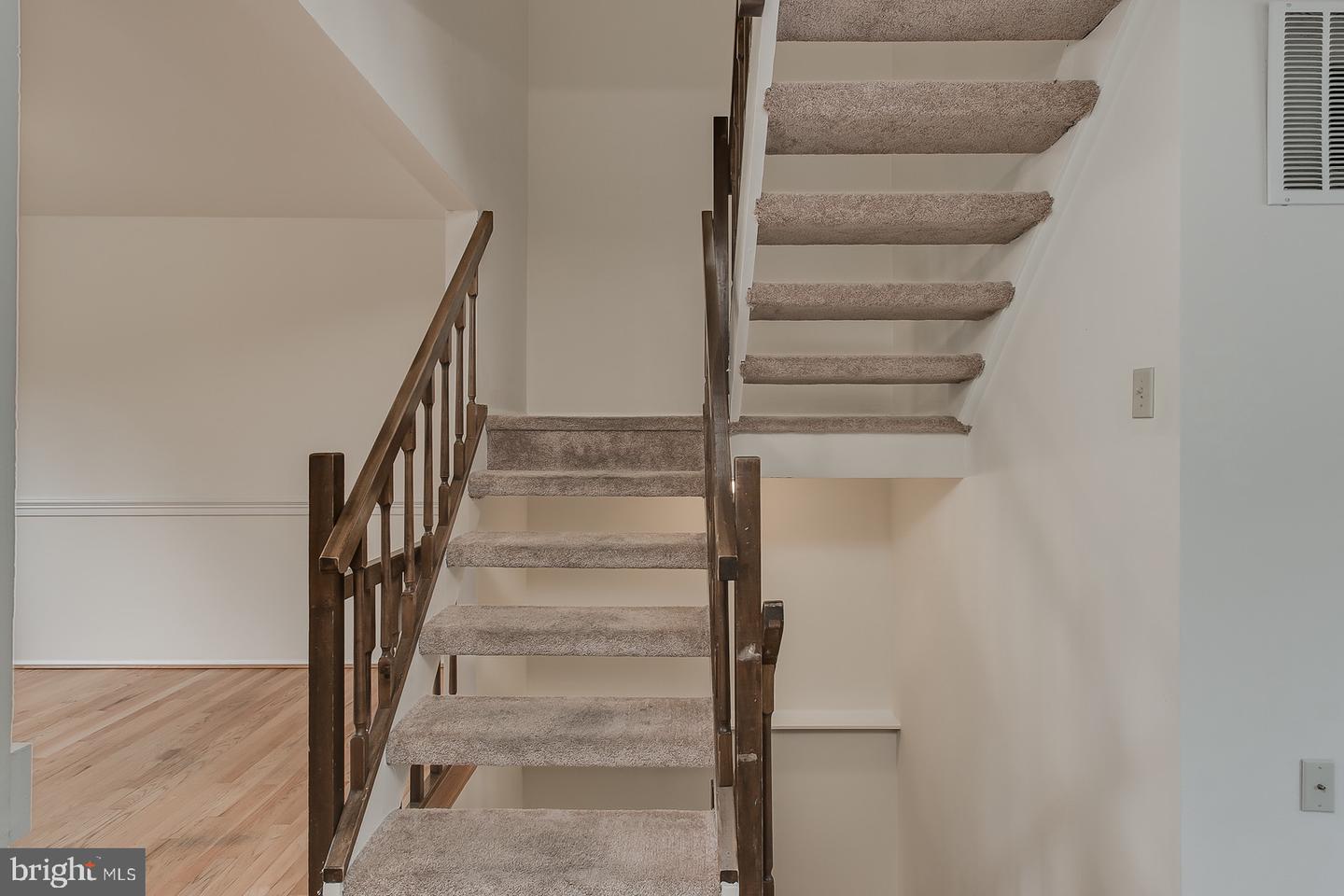 1709 CARRIAGE COURT