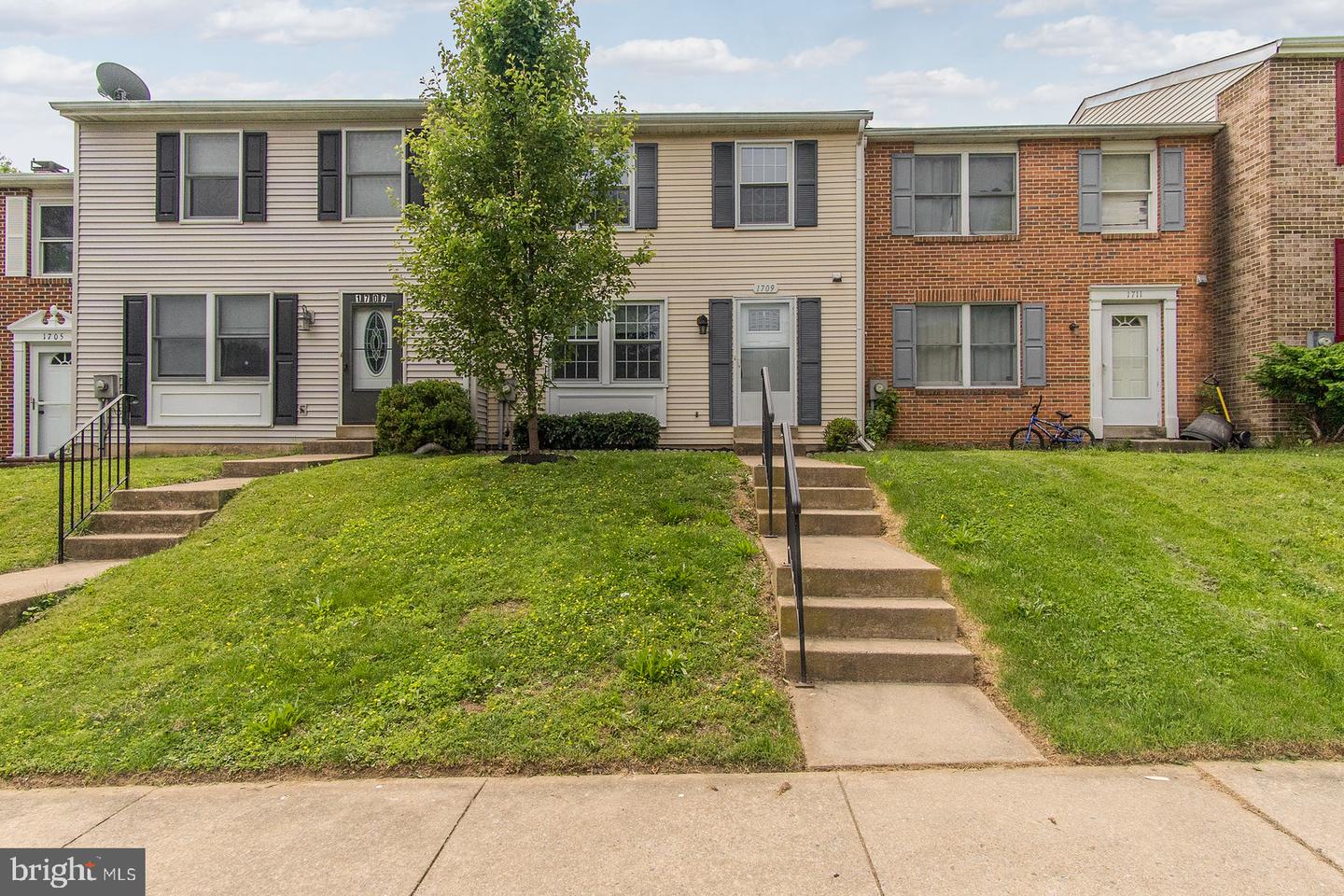 1709 CARRIAGE COURT