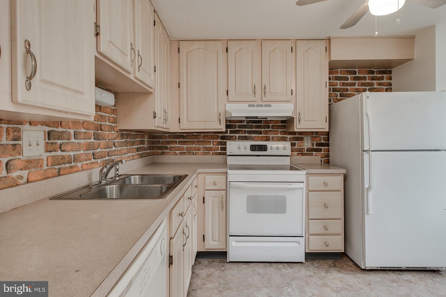 1709 CARRIAGE COURT