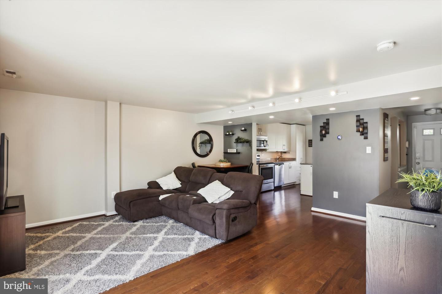 3 LEATHERWOOD COURT