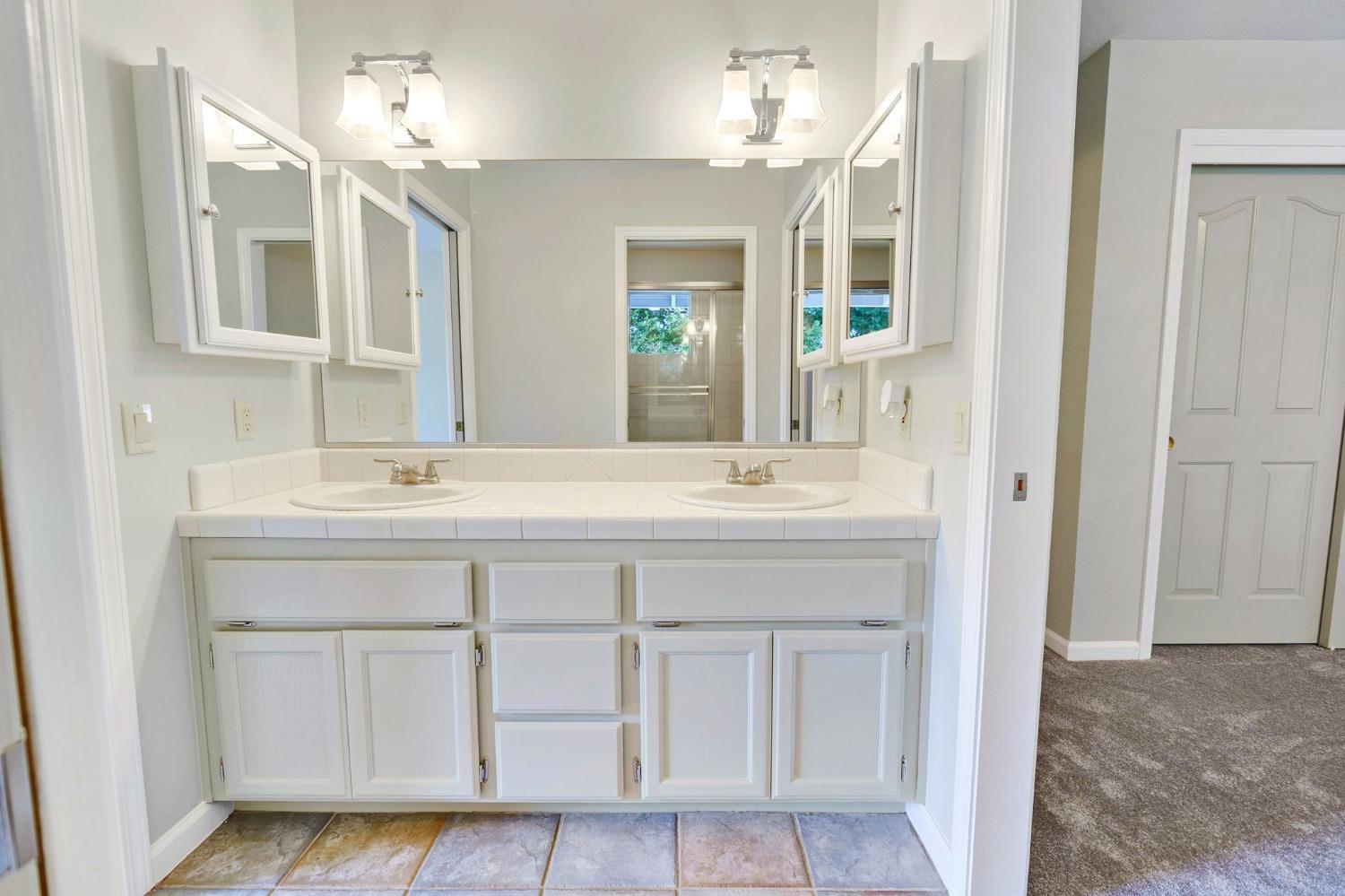 8526 N Kenneth Ridge Court