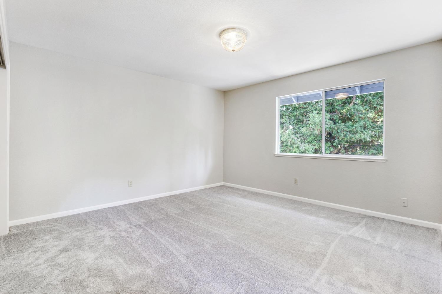 8526 N Kenneth Ridge Court