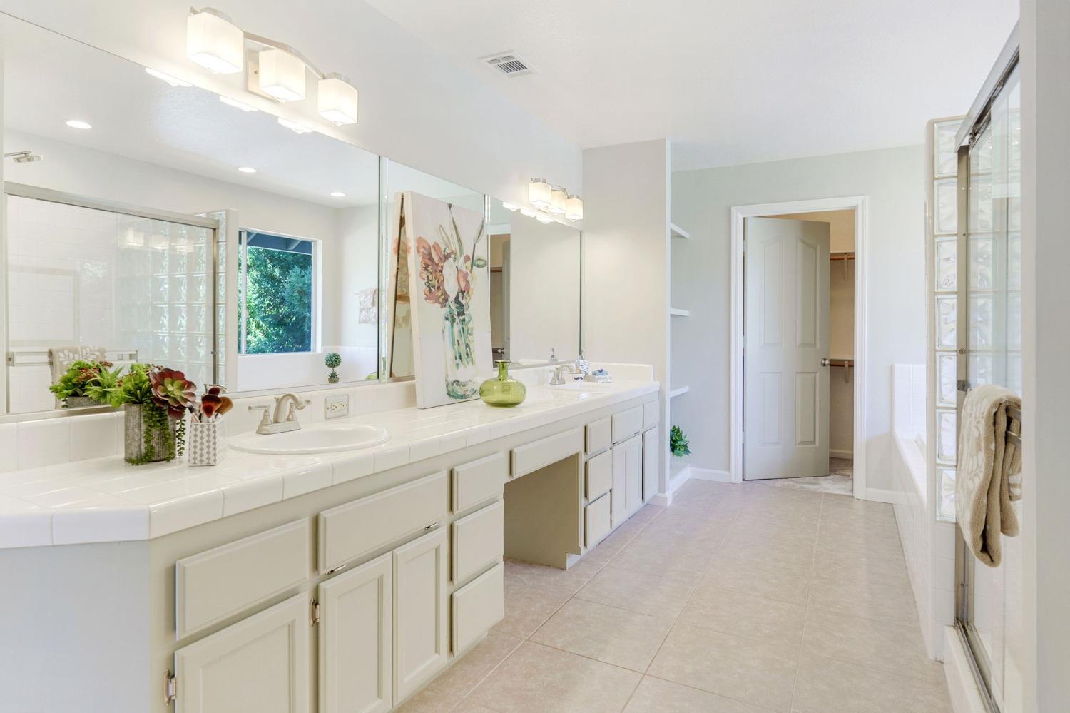 8526 N Kenneth Ridge Court